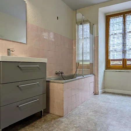 Holiday home Independant Au Coeur D'un Village De Campagne Avec Cour Fermee - Fr-1-582-222